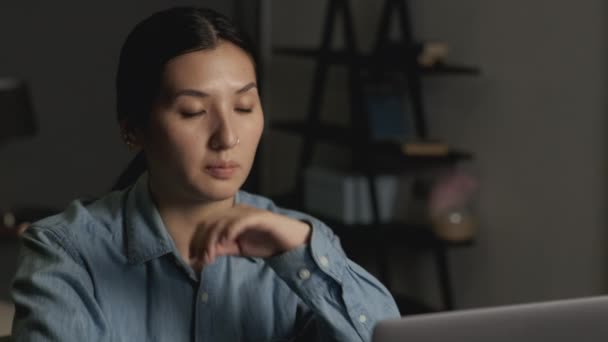 Close Uma Jovem Mulher Asiática Trabalhando Computador Casa Olhando Atentamente — Vídeo de Stock