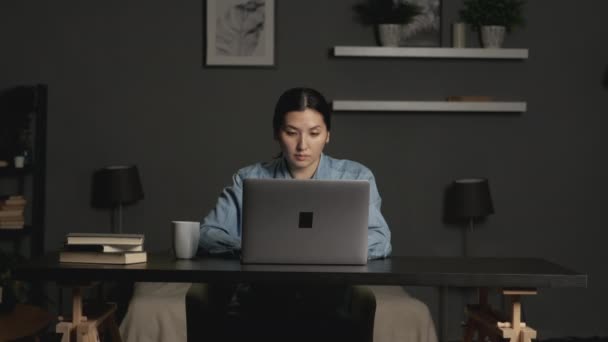 想到亚洲女人在家里的笔记本电脑上工作 认真地寻找灵感 会让人觉得缺乏决策的灵感 — 图库视频影像