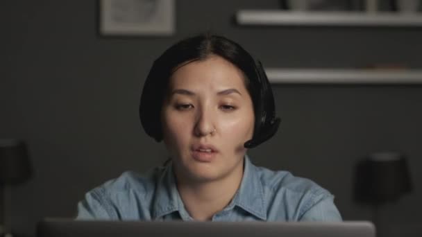 Close Uma Jovem Mulher Asiática Usando Fones Ouvido Com Microfone — Vídeo de Stock