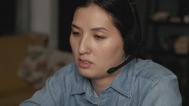 Közelkép Egy Fiatal Ázsiai Viselő Fejhallgató Egy Mikrofon Munka Kommunikáció — Stock videók