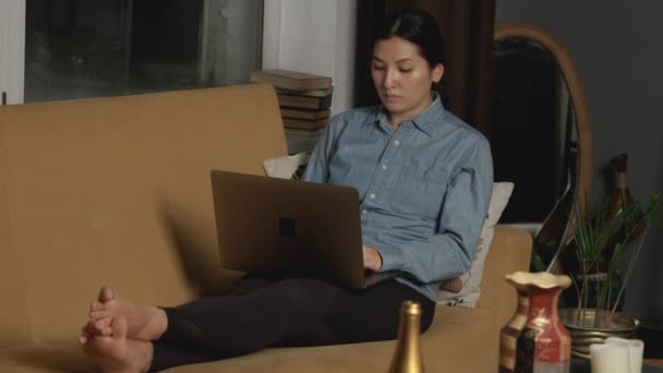 Asian Woman Works Communicates Friends Client Online Sitting Couch Using — Stok video