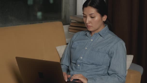 Millennial Joven Empresaria China Que Trabaja Hasta Tarde Estrés Noche — Vídeo de stock