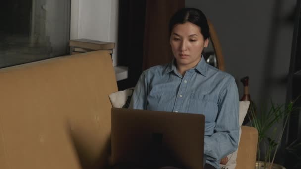 Νεαρή Ασιάτισσα Γυναίκα Που Εργάζεται Στο Laptop Στο Σπίτι — Αρχείο Βίντεο