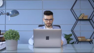 Moda Gözlüklü Genç Adam, Gözlüklü Görüntü Monitörü, İnternet sörfü. İç İşleri Bakanlığı 'nda laptopla çalışan şık bir erkek.