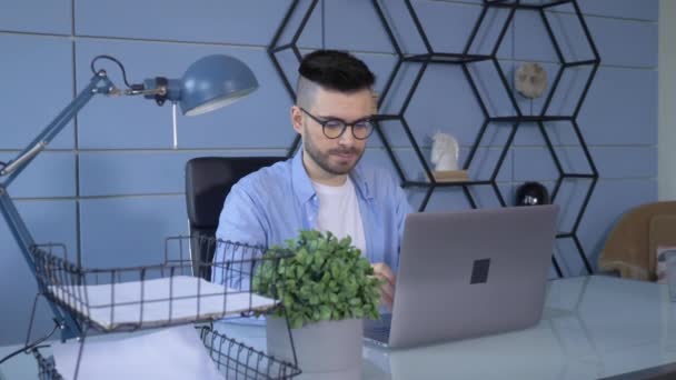 Szakmai Creative Man Asztalánál Home Office Studio Dolgozik Egy Laptop — Stock videók