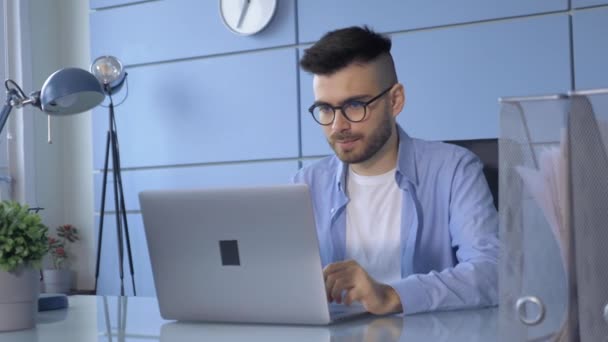 Hombre Negocios Guapo Trabajando Una Oficina Joven Enfocado Escribiendo Portátil — Vídeos de Stock