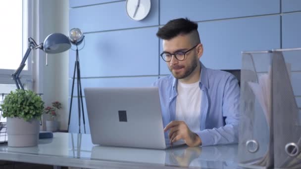 Joven Europeo Con Gafas Hombre Negocios Que Trabaja Una Computadora — Vídeos de Stock