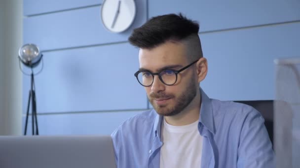Joven Europeo Con Gafas Hombre Negocios Escribiendo Teclado Trabajando Una — Vídeos de Stock
