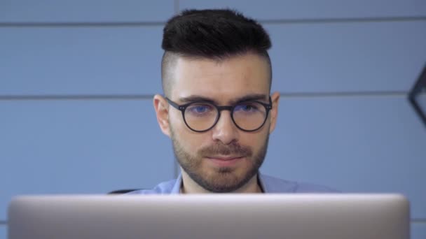 Primer Plano Joven Europeo Con Gafas Hombre Negocios Mirando Monitor — Vídeos de Stock
