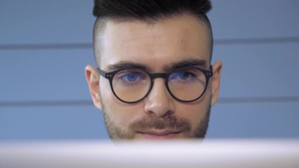 Joven Empresario Europeo Concentrado Gafas Graduadas Delante Del Portátil Con — Vídeos de Stock