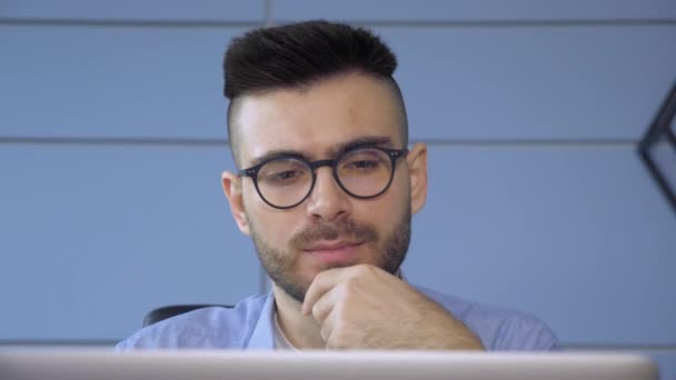 Primer Plano Joven Europeo Con Gafas Chico Moderno Navegando Por — Vídeos de Stock