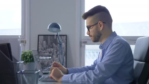 Empresario Centrado Hombre Negocios Escribiendo Ordenador Portátil Haciendo Investigación Joven — Vídeo de stock