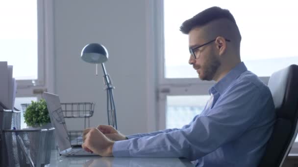 Vista Desde Lado Joven Reflexivo Que Trabaja Proyecto Inicio Línea — Vídeos de Stock