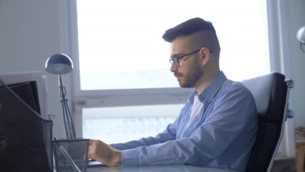 Gözlüklü Düşünceli Bir Adamı Laptopta Çalışırken Dikkati Dağılmış Uzaktan Bakıyor — Stok video