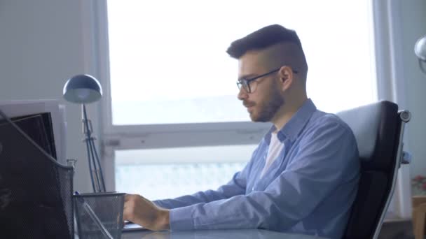 Pensibele Zakenman Een Bril Afgeleid Van Laptop Werk Denken Kijkt — Stockvideo