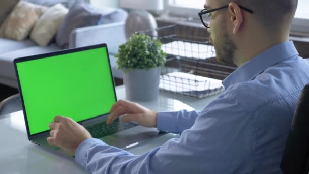 Zadní Pohled Obrazovku Zeleného Monitoru Mladý Muž Pracující Online Vzdělávacím — Stock video