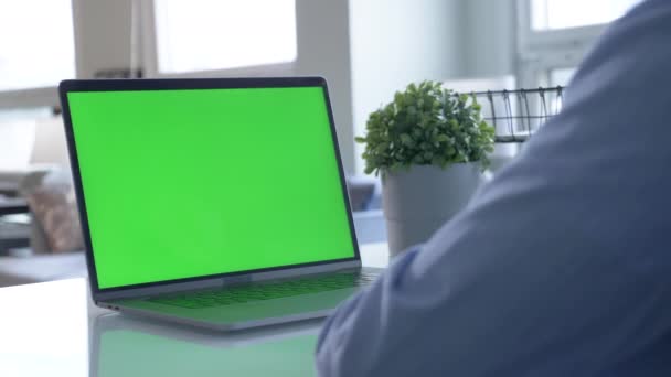 Pracovník Mužské Kanceláře Svého Stolu Pracuje Notebooku Mock Green Screen — Stock video