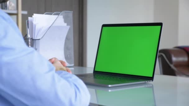 Affärsman Skriva Laptop Tangentbord Med Grön Skärm Bärbar Skärm — Stockvideo