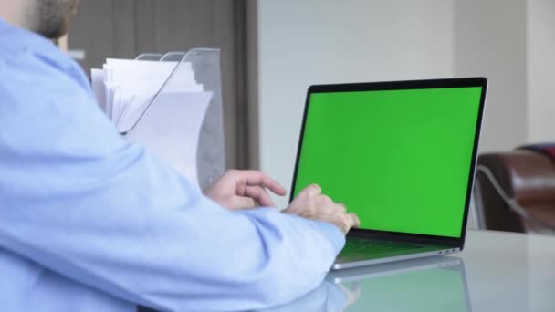 Man Hemmakontoret Skriva Laptop Tangentbord Med Grön Skärm Chroma Mock — Stockvideo