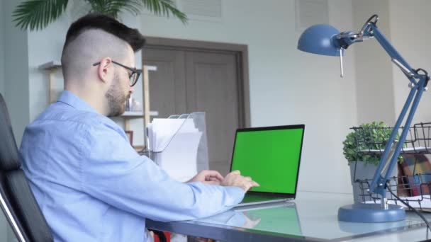 Homem Caucasiano Jovem Usando Uma Tela Verde Laptop Mesa Casa — Vídeo de Stock