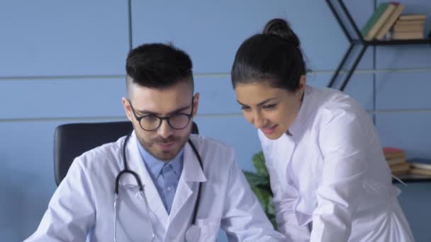 在医院办公室工作的专业医生 与主治医生和年轻护士讨论 医疗概念 — 图库视频影像