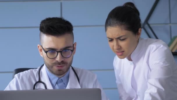 Gros Plan Homme Une Femme Médecin Une Infirmière Travaillant Dans — Video