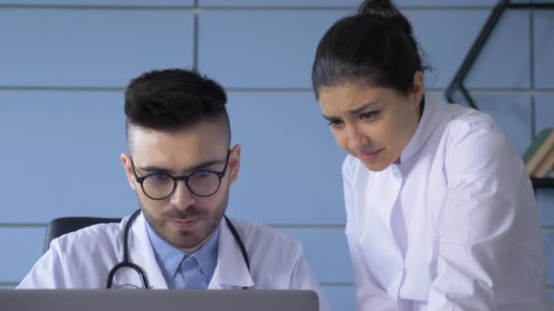 Gros Plan Médecin Une Infirmière Portrait Jeune Homme Professionnel Caucasien — Video