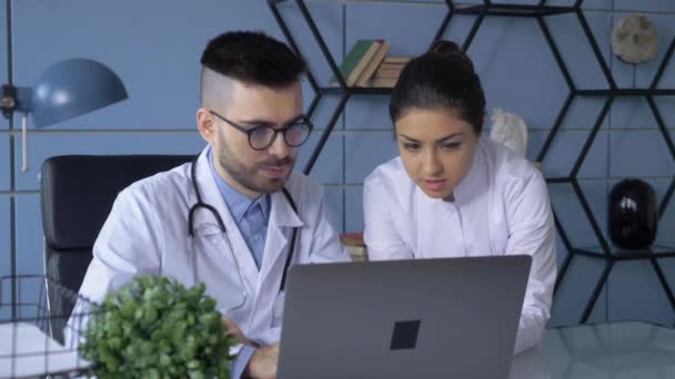 Mieszane Rasy Młoda Para Lekarzy Mężczyzn Kobiet Siedzących Szpitalu Rozmawiających — Wideo stockowe