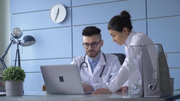 Ett Porträtt Man Och Kvinna Doktor Med Laptop Sitter Sjukhus — Stockvideo