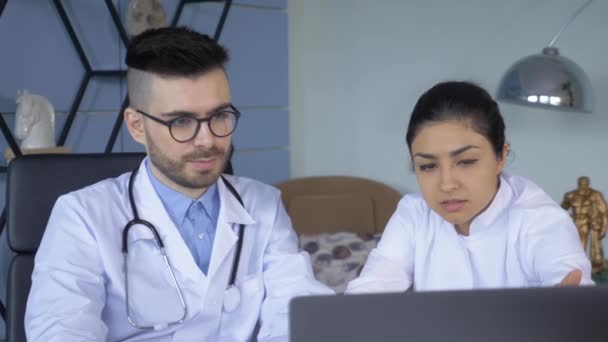 在医院办公室的电脑前工作的一名医生和一名护士 — 图库视频影像