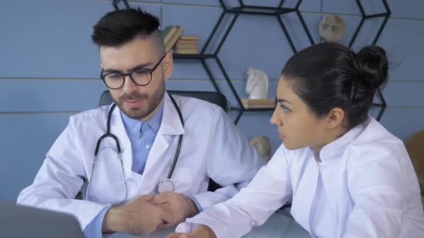 Fermer Médecins Travaillant Dans Bureau Hôpital Faisant Recherche Informatique Concept — Video