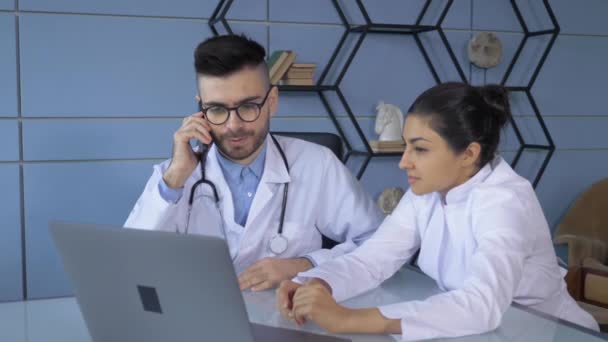 Hastane Ofisinde Çalışan Tıp Doktorları Bilgisayar Araştırması Yapıyorlar Tıp Sağlık — Stok video