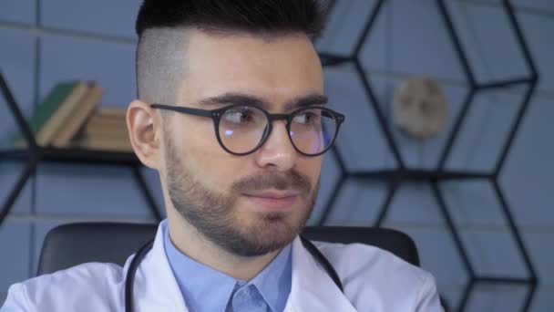 Krankenhausbüro Sitzt Ein Europäischer Arzt Mit Brille Der Nachdenklich Auf — Stockvideo