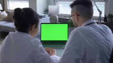 Beyin Araştırma Laboratuvarında İki Tıp Bilimadamı Yeşil Sahne Ekranı ile Kişisel Bilgisayar Kullanıyor