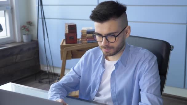 Homme Dactylographier Travailler Sur Ordinateur Portable Dans Bureau Domicile Confortable — Video