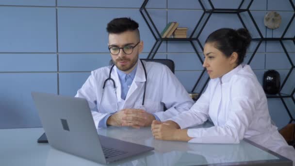 Doctor Showing Something Patient Laptop Cozy Hospital Office — Stock Video