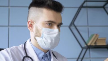 Hastane Ofisinde Maskeli Genç Bir Erkek Doktor 'un portresi