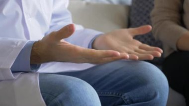 Doktor 'un Elleri Duygularını Gösteriyor, Virüsün Karantinası sırasında Parlak Daire' de Hastayla Evde