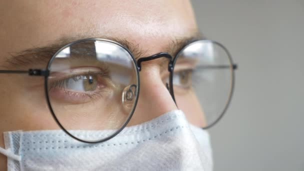 Nahaufnahme Eines Mannes Mit Brille Und Maske Der Während Einer — Stockvideo