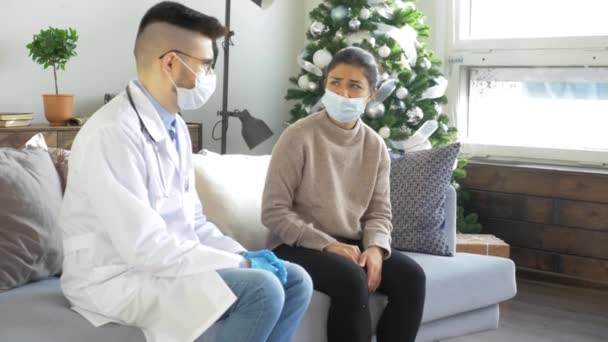 Mężczyzna Masce Okularach Kobieta Masce Chory Pacjent Domu Odwiedzający Zdrowie — Wideo stockowe