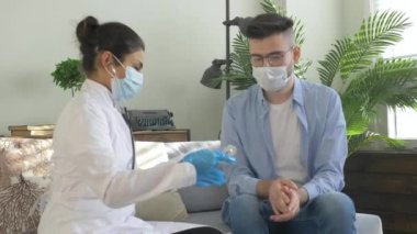 Steteskop kullanan güzel genç kadın doktor portresi. Hasta sağlığını evde muayene ediyor. Hekim danışmanlık ve tedavi adamı evde