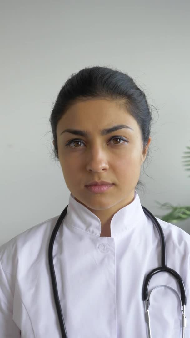 Retrato Una Joven Doctora India Mirando Cámara Vestida Con Albornoz — Vídeos de Stock