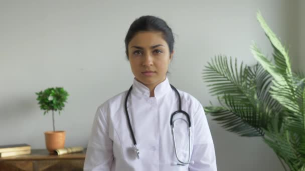 Images Portrait Moyen Médecin Asiatique Confiant Portant Manteau Blanc Stéthoscope — Video