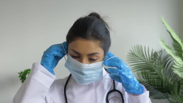 Portrait Une Jeune Femme Médecin Portant Masque Gants Caoutchouc Contre — Video