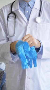 Bir sağlık görevlisinin ellerinin yakın plan görüntüsü, kovid-19 'un örnek analizi için koruyucu lastik eldivenler takıyor. Koronavirüs salgını bağlamında, kız doktor silikon eldiven giyer.