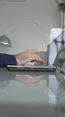 Dikey Klip Kapanış Erkek Parmakları Yazan Metin, Gözlüklü, Çevrimiçi Bilgisayar Projesinde Çalışan Genç Bir Erkek, Bir Erkek Programcı, Parlak Oda 'da Kod Yazma ve İşletme Yönetmenliği Yapıyor