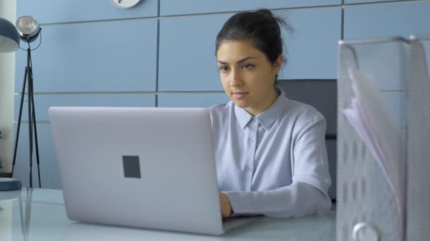 Indische Spezialistin Arbeitet Desktop Computerdisplay Heimischen Wohnzimmer Während Sie Einem — Stockvideo