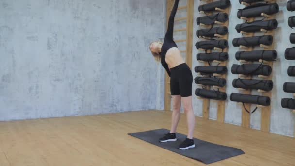 Giovane Donna Che Riscaldamento Esercizio Appoggia Lati Allenamento Muscoli Stretching — Video Stock