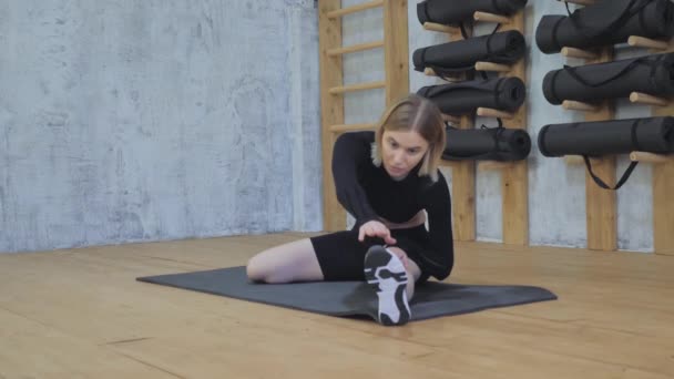 Atletica Donna Fitness Che Esercizio Stretching Delle Gambe Indossando Abbigliamento — Video Stock