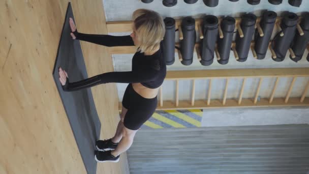 Вертикальное Видео Съемки Спортивная Женщина Делает Кардио Движется Ноги Лежит — стоковое видео